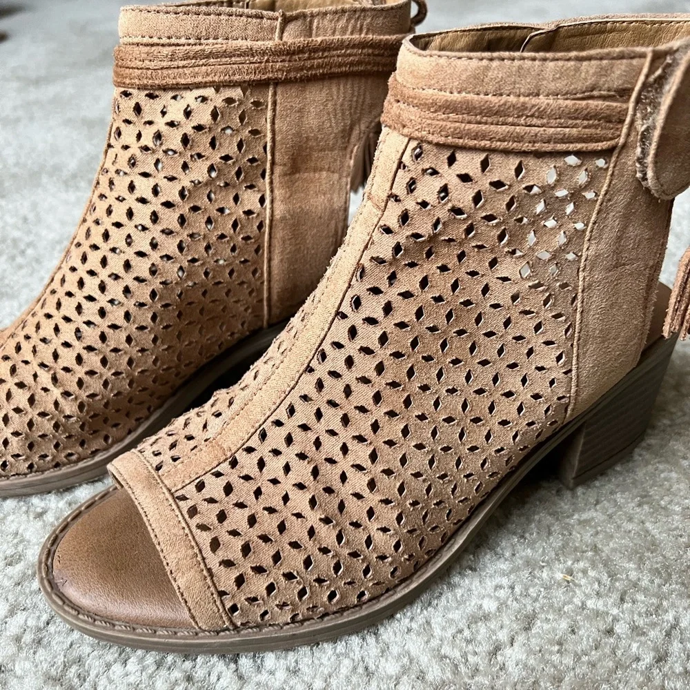 Justice! Perforated Heeled Bootie Sandals - Picture 6 of 8